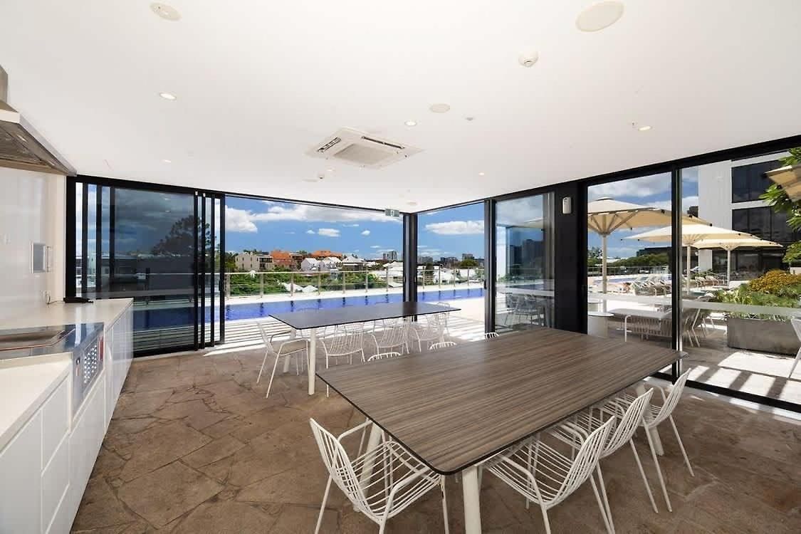 Bright Cbd 2 Bedroom Resort-style Escape Apartment