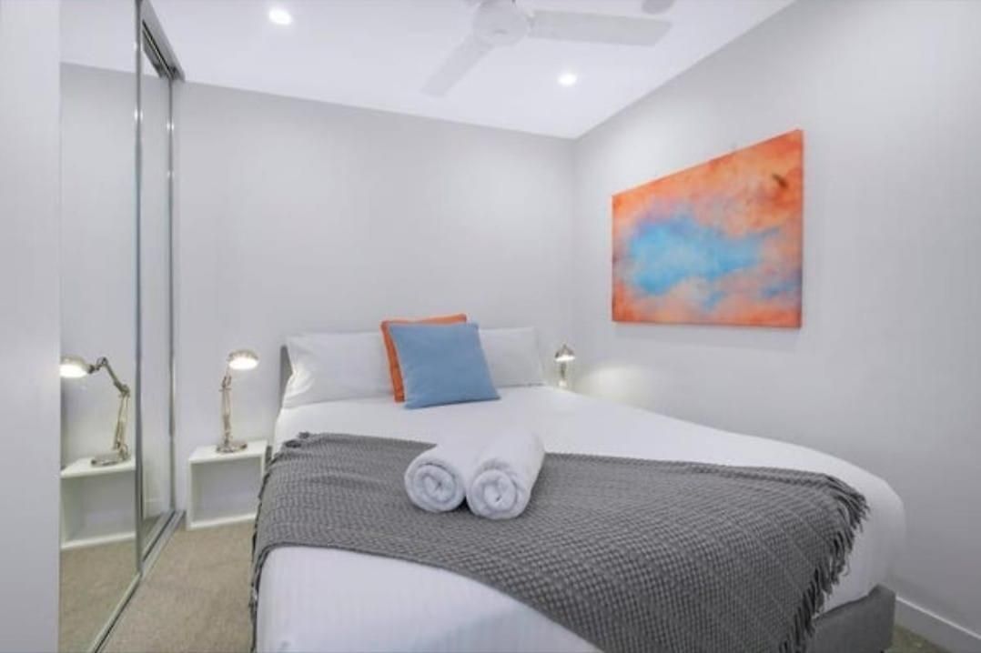 Bright Cbd 2 Bedroom Resort-style Escape *