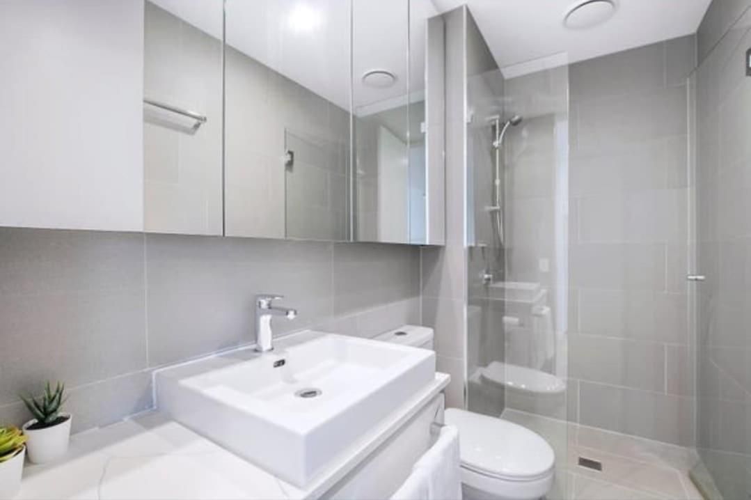Bright Cbd 2 Bedroom Resort-style Escape Apartment