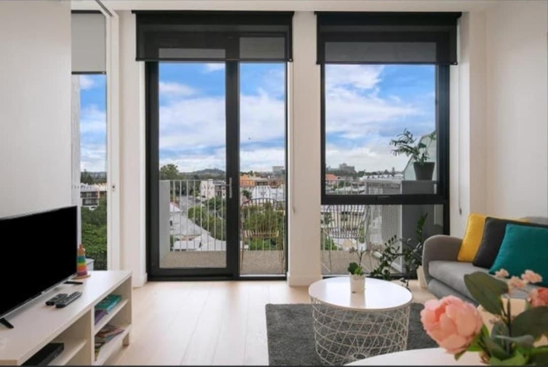Bright Cbd 2 Bedroom Resort-style Escape * Brisbane