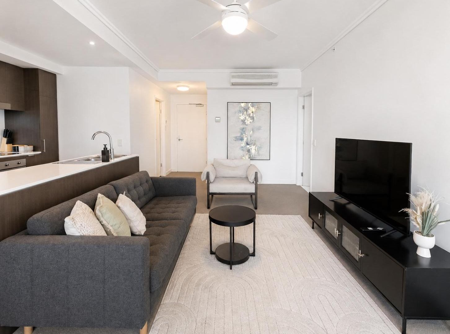 Apartment Spacious 2br With Pool & Parking Near St