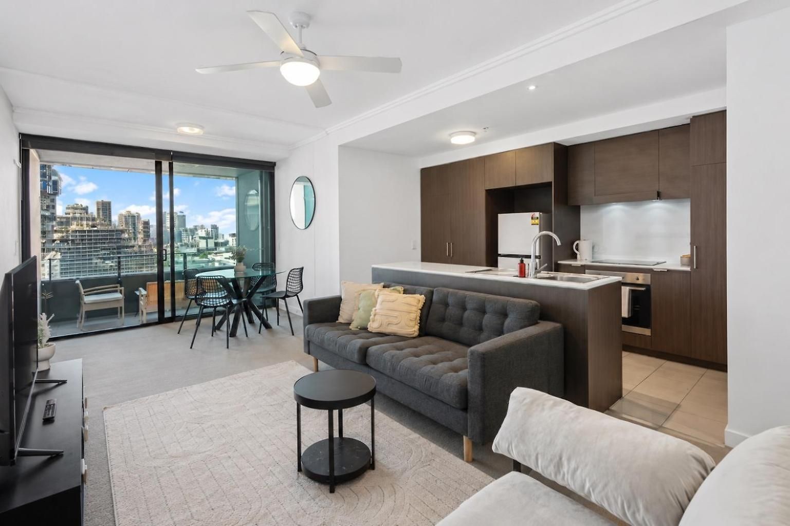 Spacious 2br With Pool & Parking Near St * Brisbane