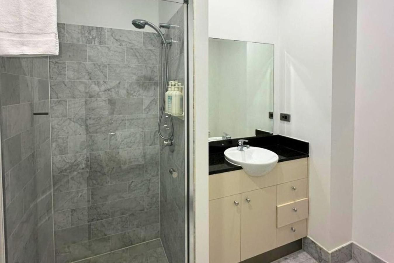 Luxury 2 Bedroom Retreat With Pool And Gym Access Apartment *