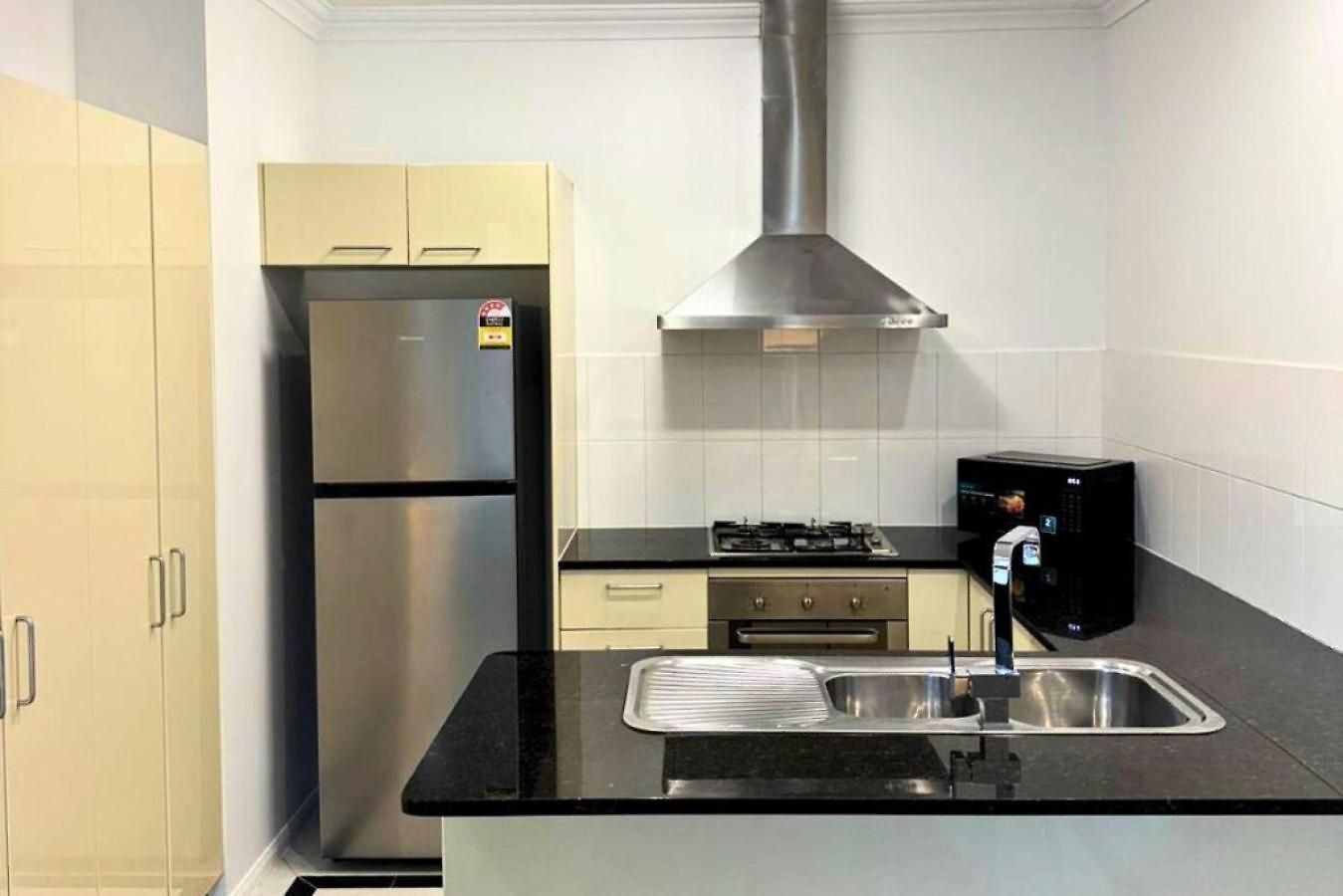 Luxury 2 Bedroom Retreat With Pool And Gym Access Brisbane