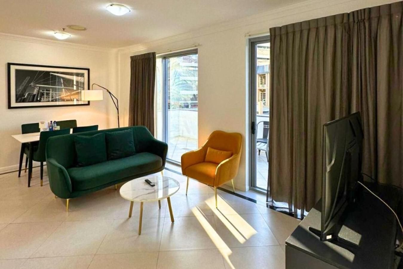 Luxury 2 Bedroom Retreat With Pool And Gym Access Apartment *
