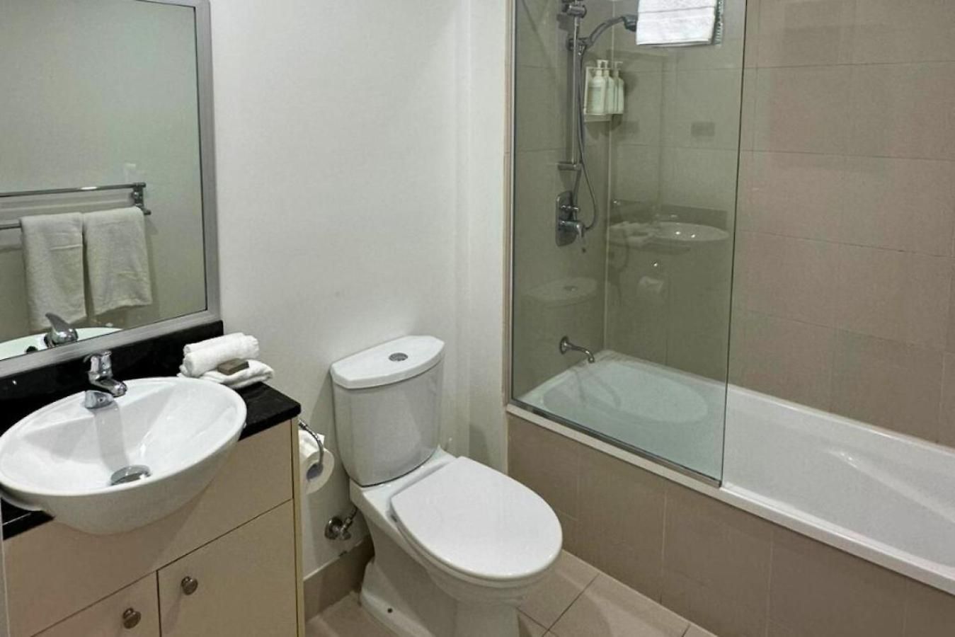 Luxury 2 Bedroom Retreat With Pool And Gym Access Apartment Brisbane