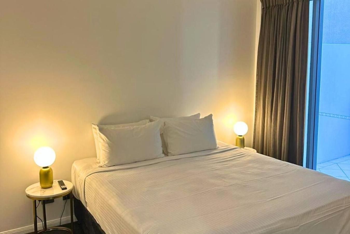 Apartment Luxury 2 Bedroom Retreat With Pool And Gym Access *