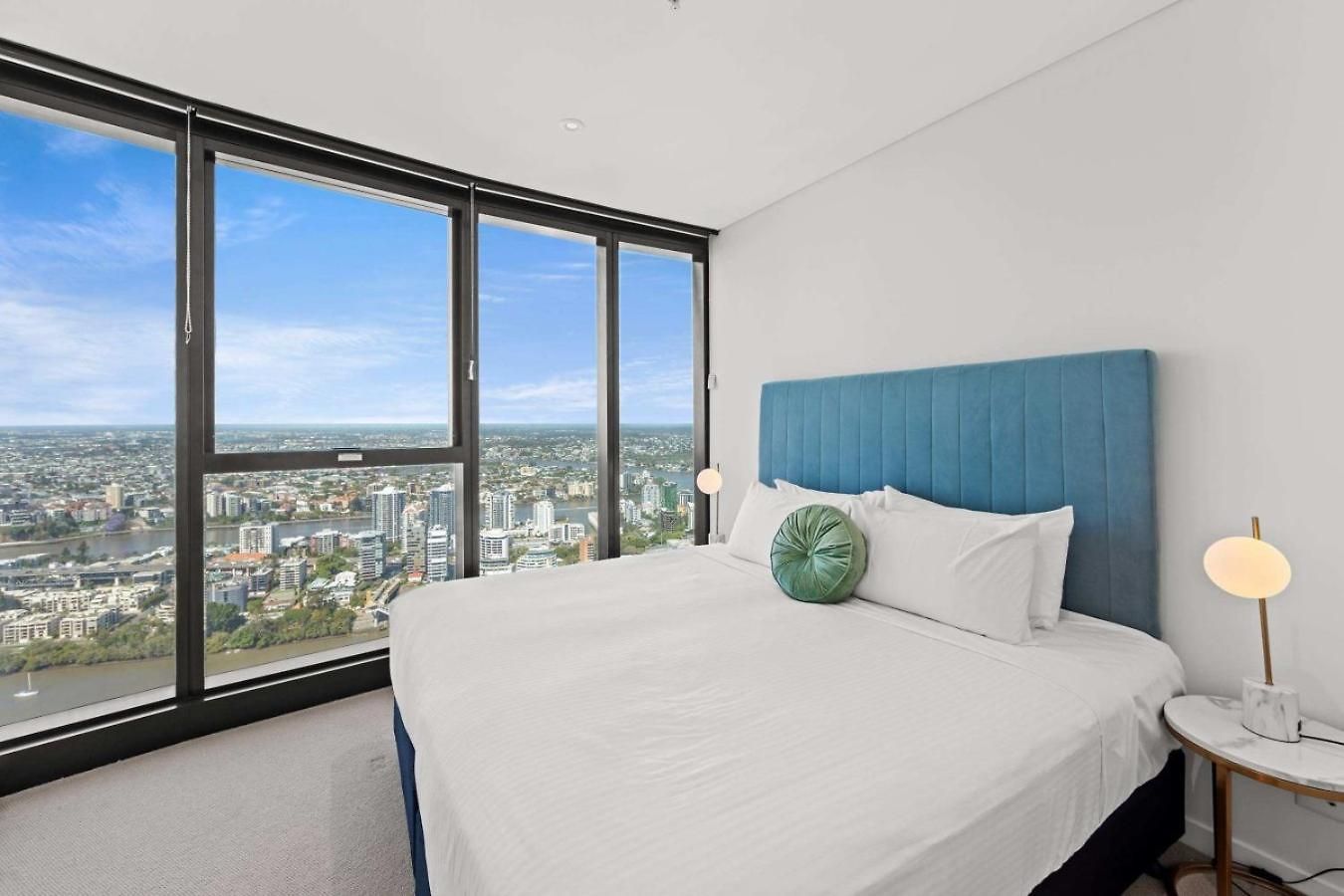 1 Bedroom Sky High Escape With Stunning Views Apartment *