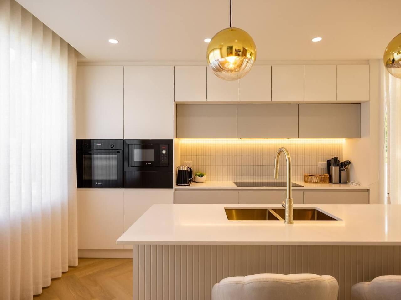 Brand-new 4br Luxury Living Near Airport And Mall