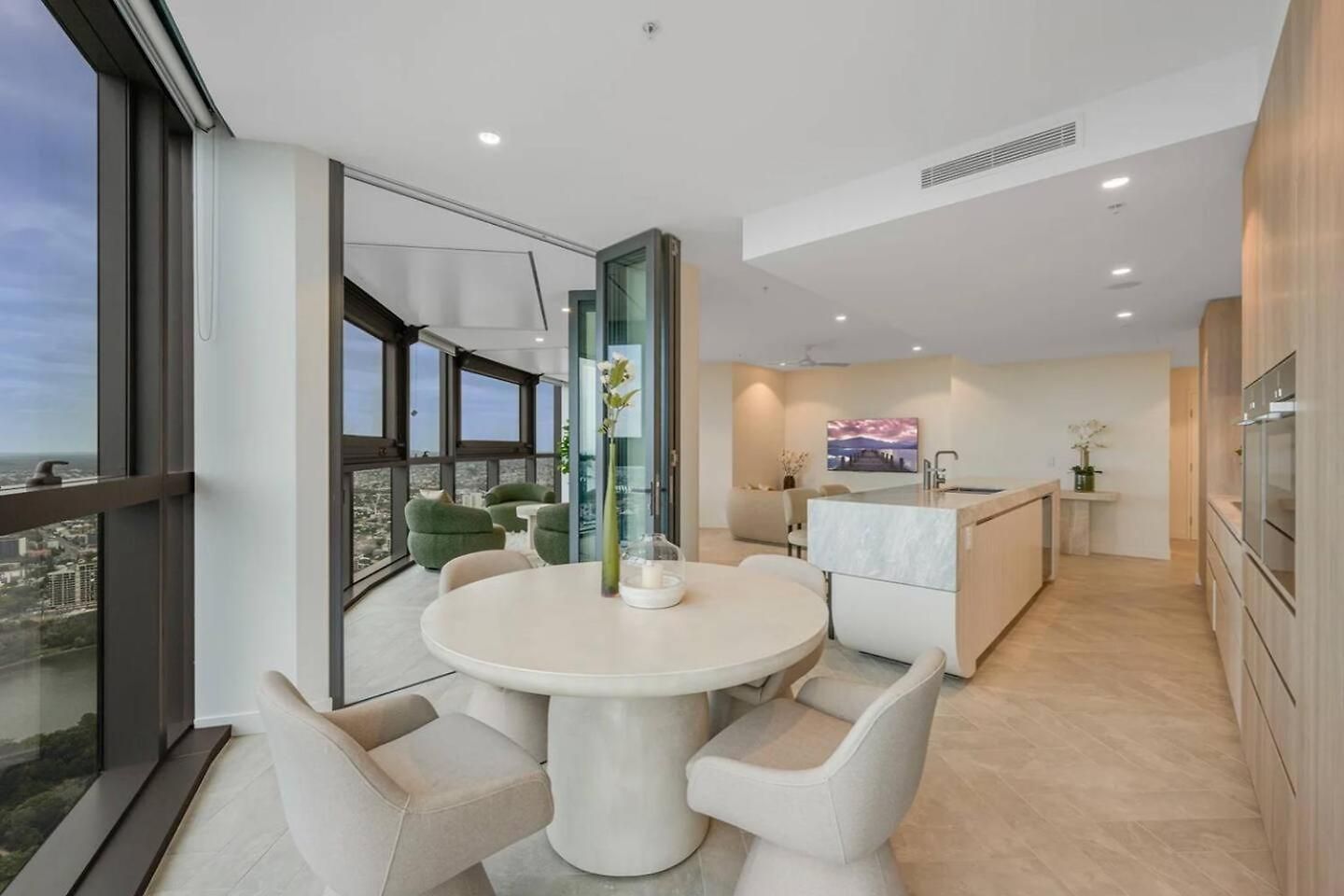 Apartment Cloud Nine | Designer Views On Level 61 Brisbane