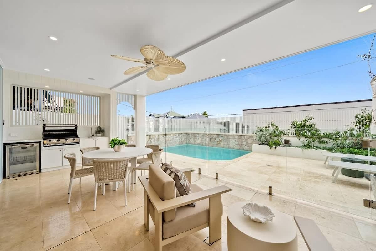 Luxury Grecian With Magnesium Pool And Bbq *