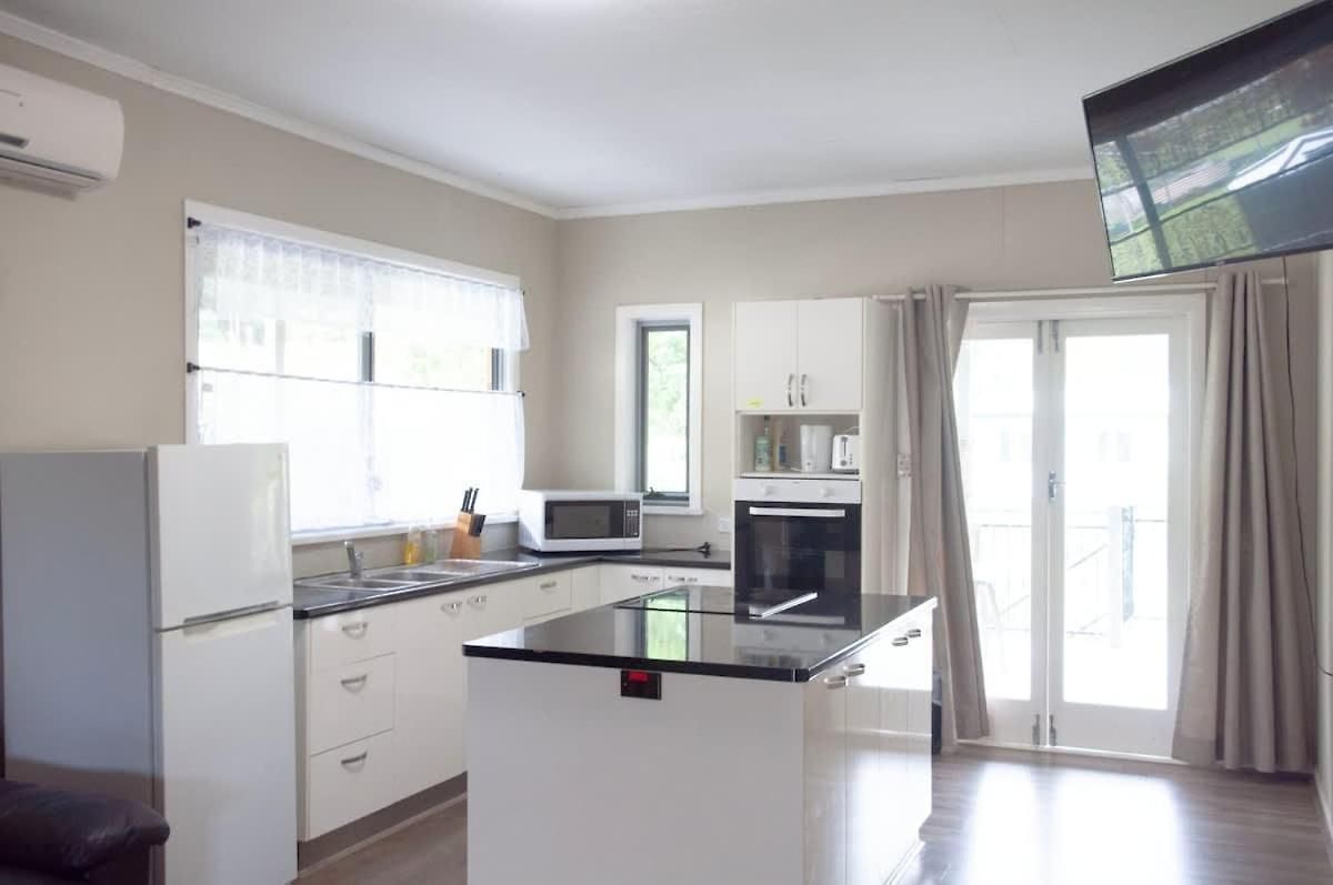 4 Bedroom House In Salisbury Holiday home *