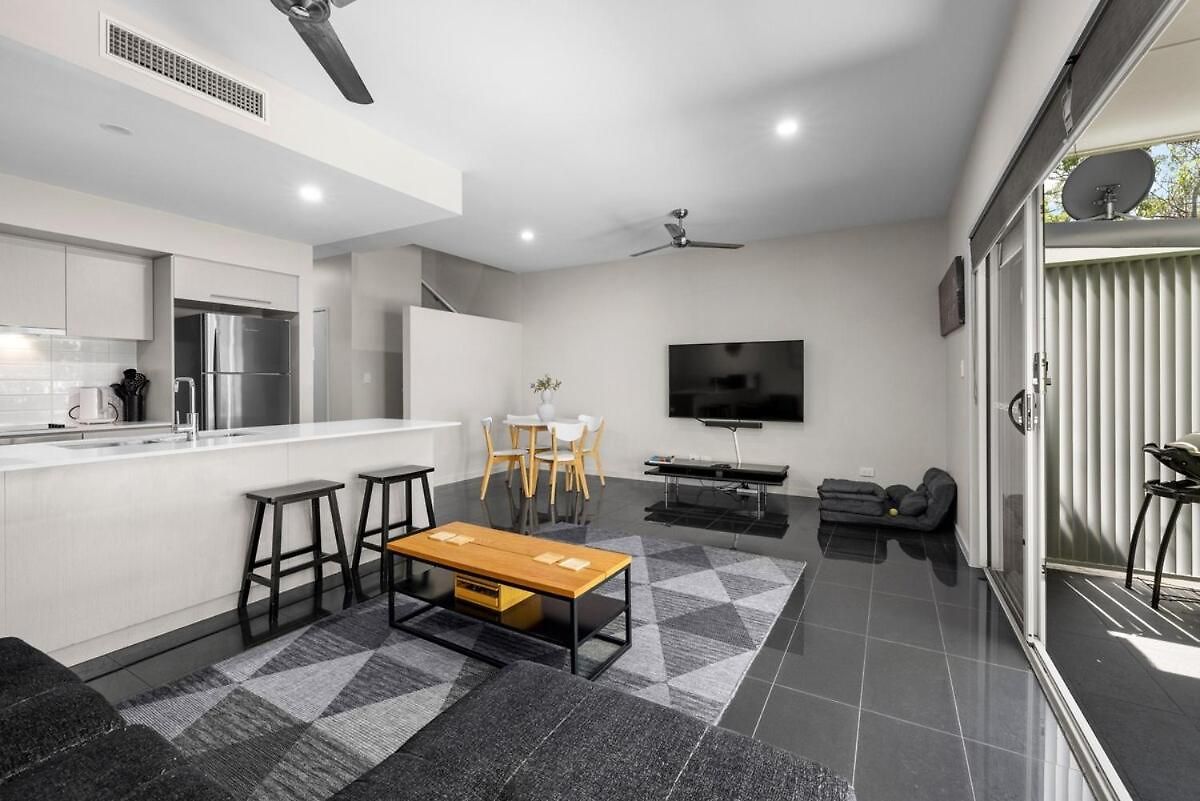 Spacious 3 Bedroom Townhouse In Prime Location! Holiday home Brisbane