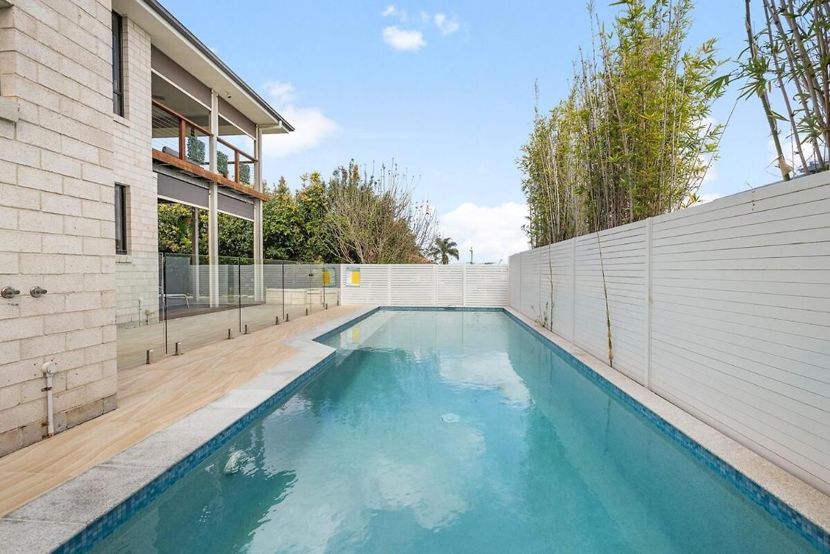 Bayside Mansion Sleeps 14 Pool Sauna Kids Holiday home *