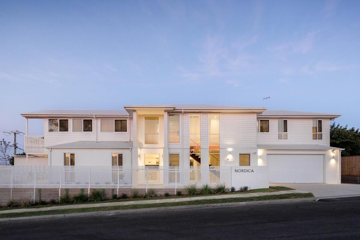 Nordica Luxury Bayside Retreat Wynnum Sleeps 10 Holiday home