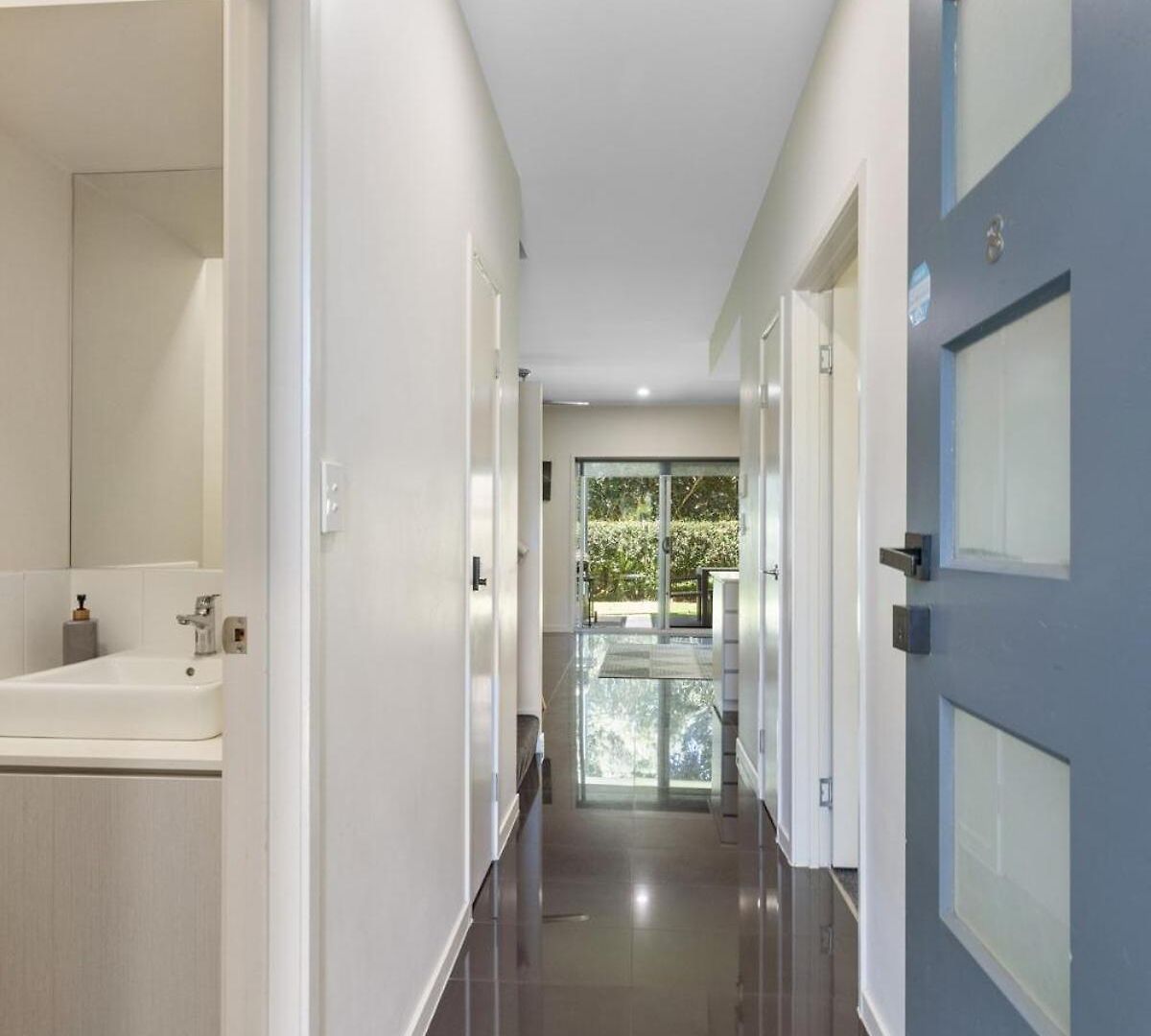 Spacious 3 Bedroom Townhouse In Prime Location! *