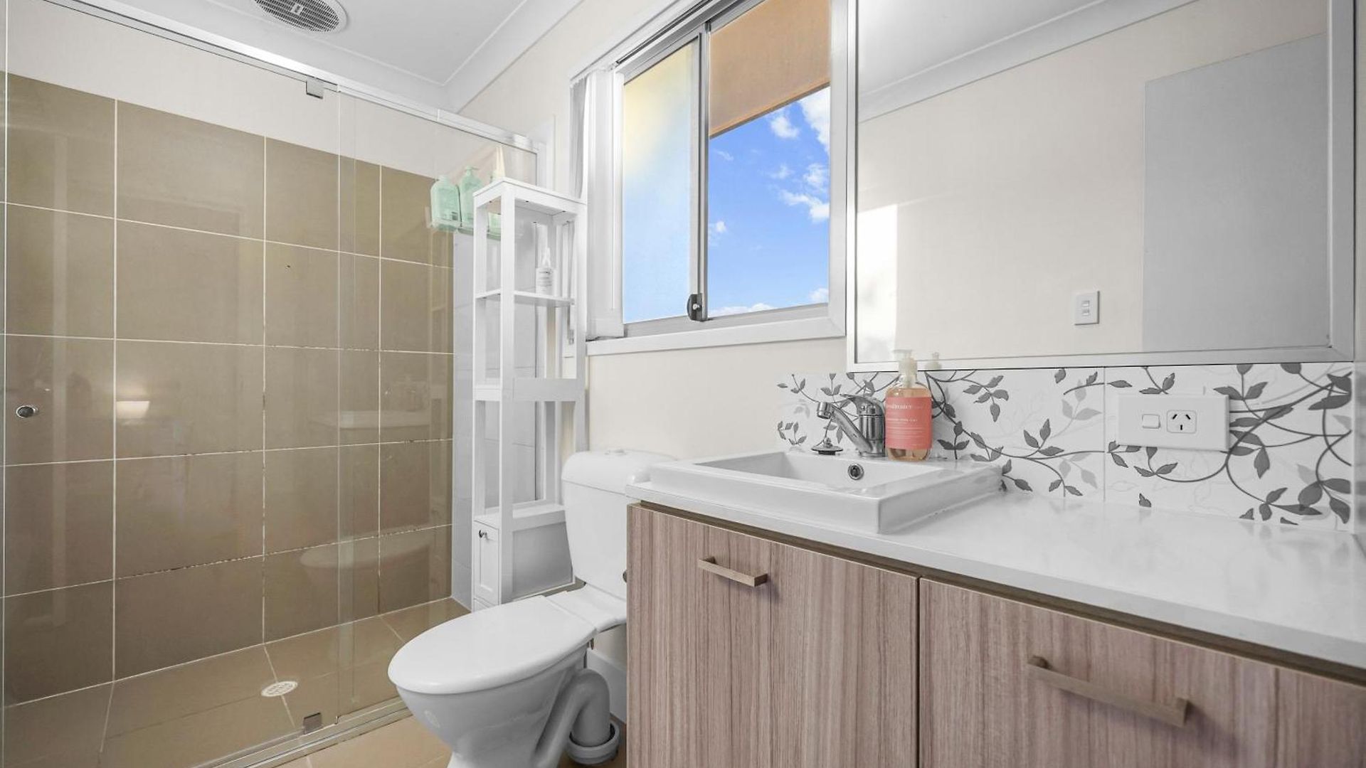 Holiday home 2-storey 3br Haven - Sleeps 8 - Free Parking & Gym Brisbane