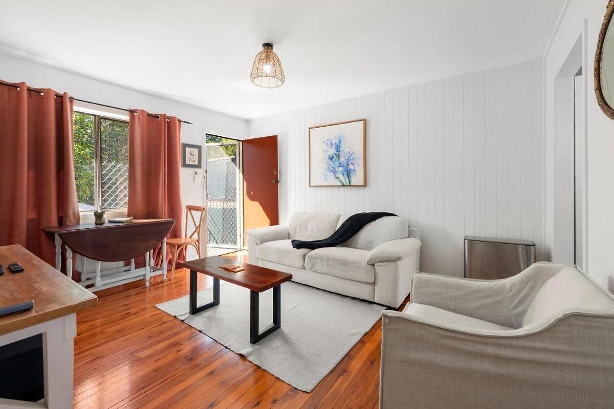 Beautiful 2 Bedroom Unit In Prime Location! Brisbane