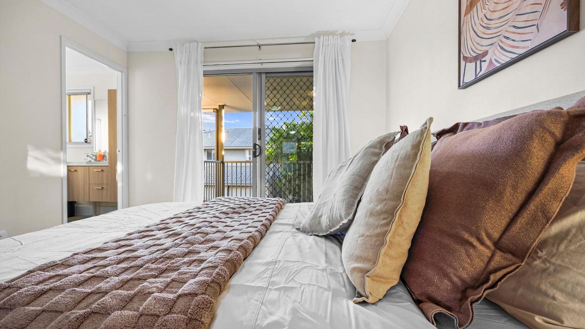 2-storey 3br Haven - Sleeps 8 - Free Parking & Gym Brisbane