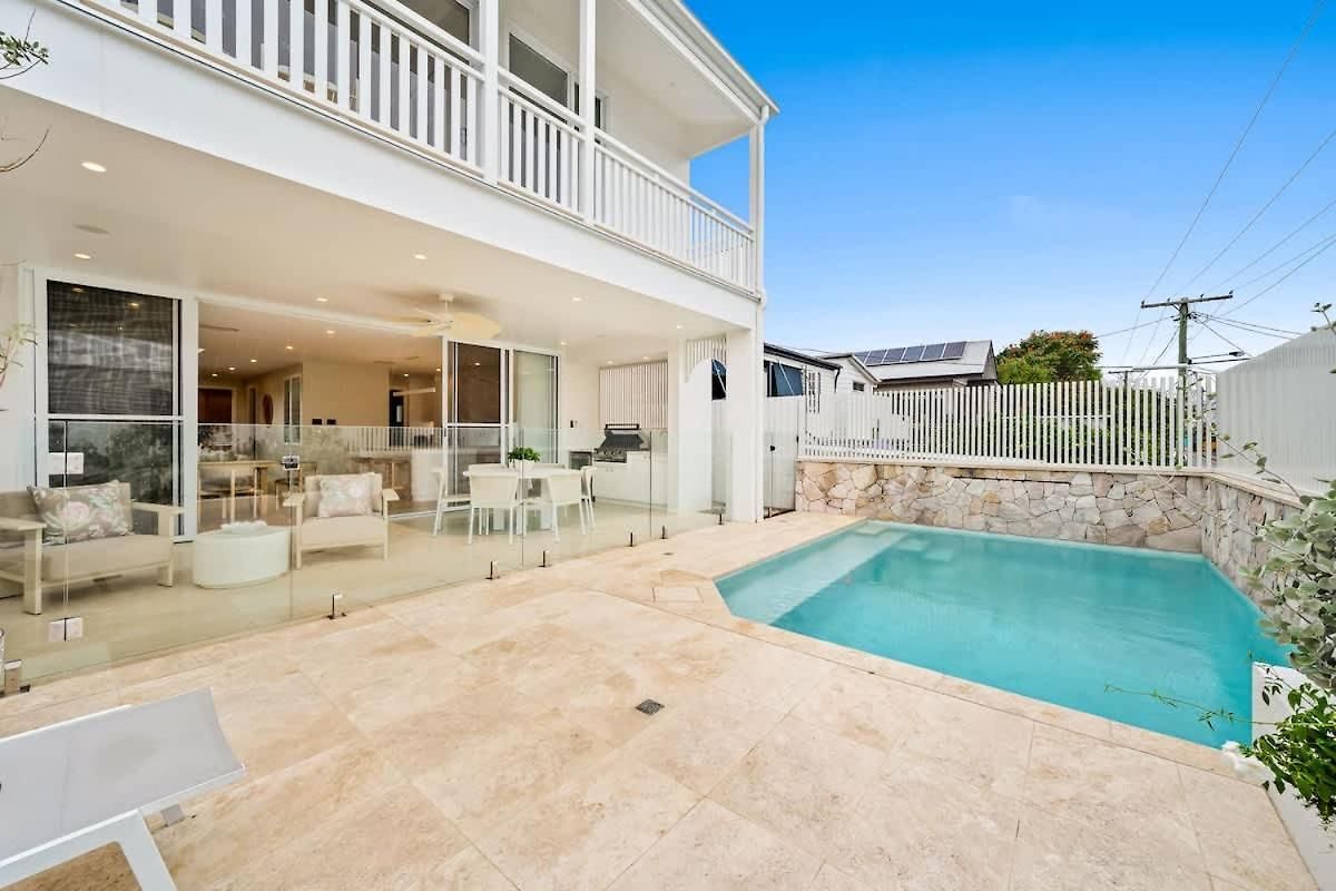 Luxury Grecian With Magnesium Pool And Bbq * Brisbane