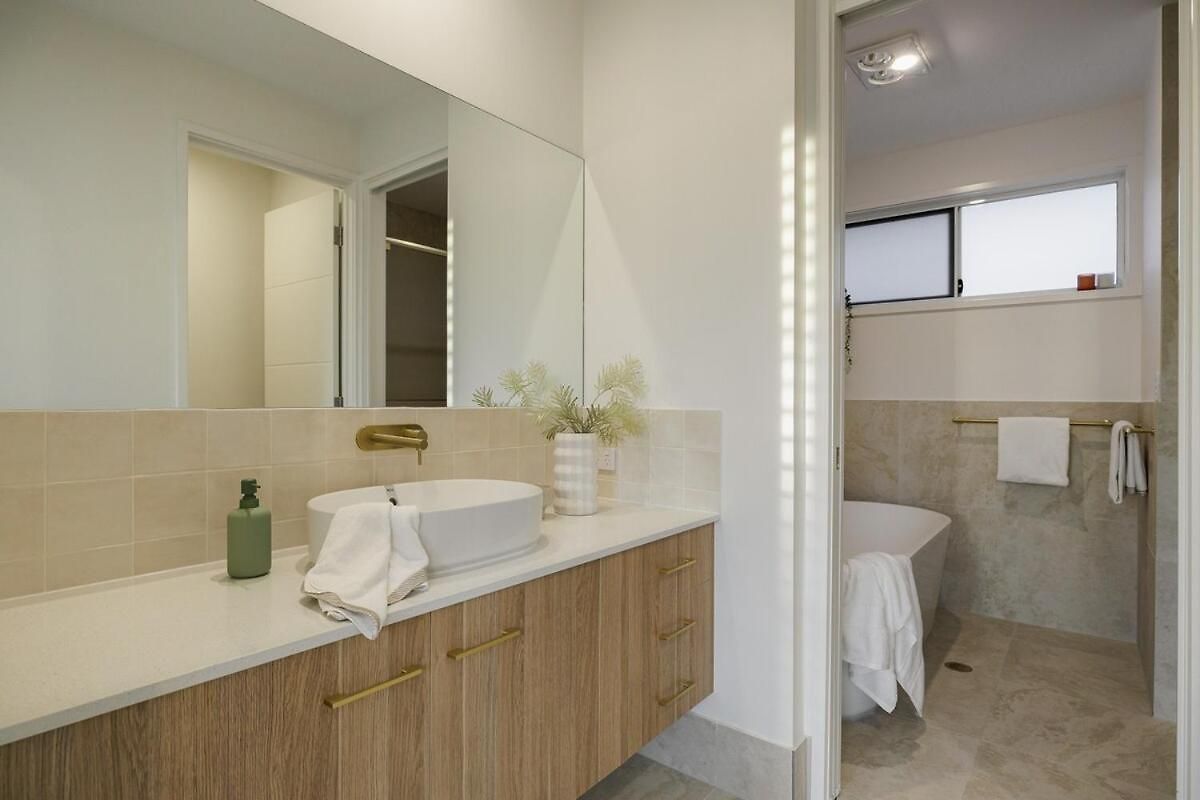 Nordica Luxury Bayside Retreat Wynnum Sleeps 10 Holiday home