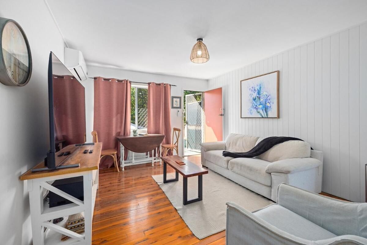 Beautiful 2 Bedroom Unit In Prime Location! Brisbane