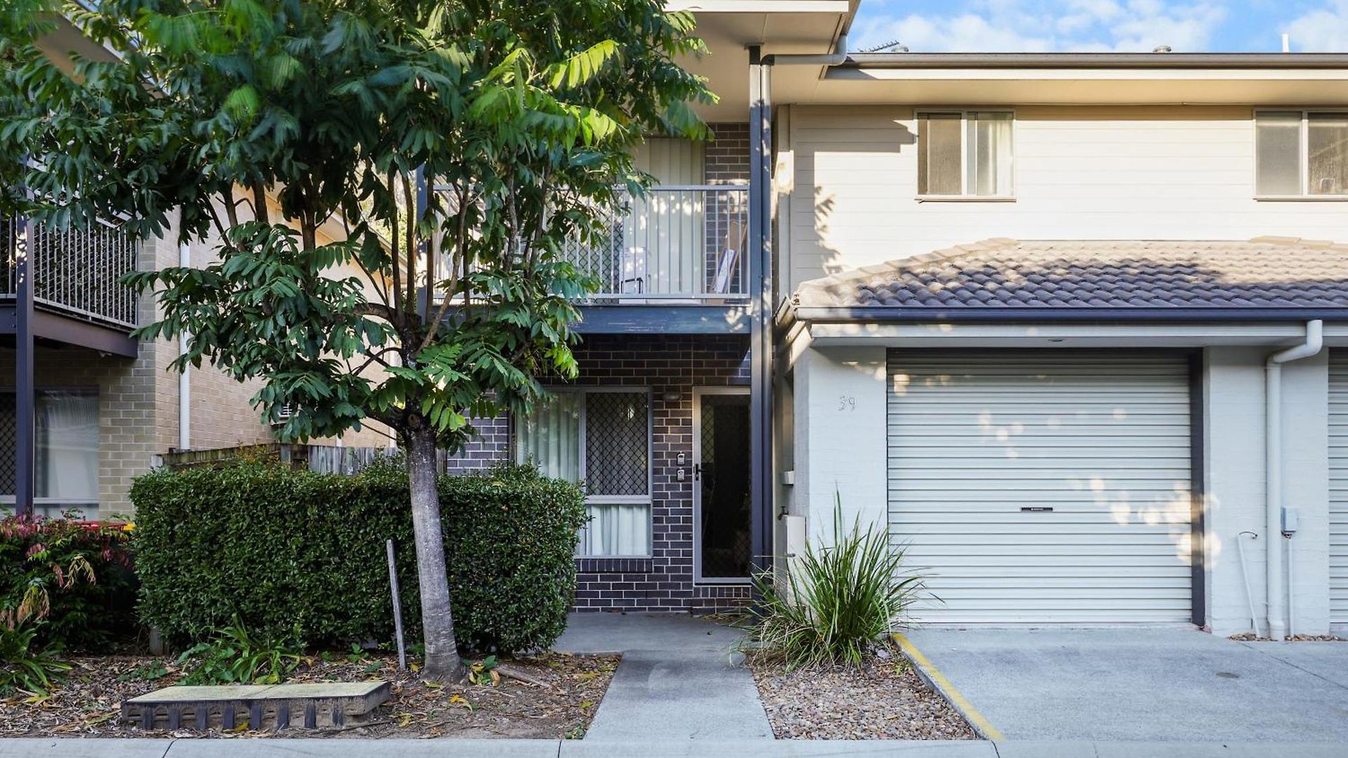 2-storey 3br Haven - Sleeps 8 - Free Parking & Gym Holiday home Brisbane