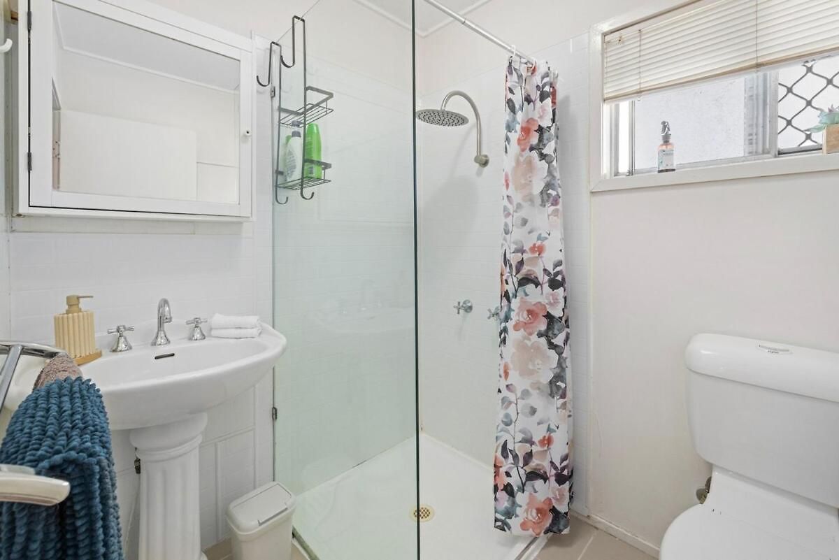 Beautiful 2 Bedroom Unit In Prime Location! *