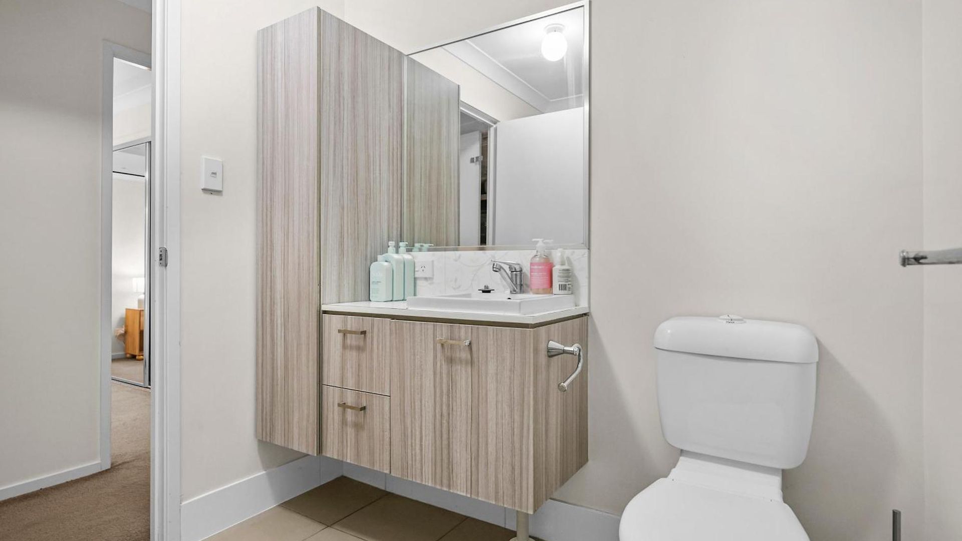 2-storey 3br Haven - Sleeps 8 - Free Parking & Gym Brisbane