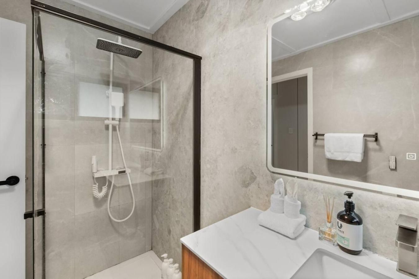 Brand New Modern Comfort Study And Gym Holiday home Brisbane
