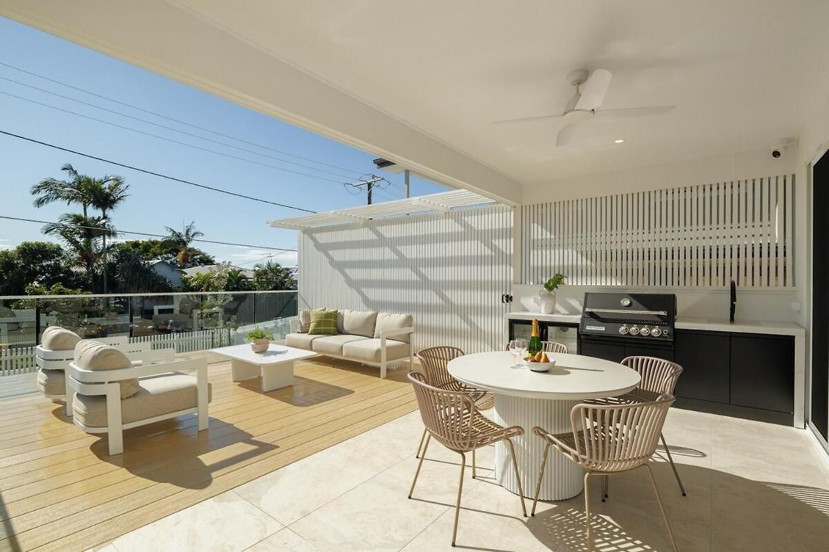 Nordica Luxury Bayside Retreat Wynnum Sleeps 10 Holiday home *