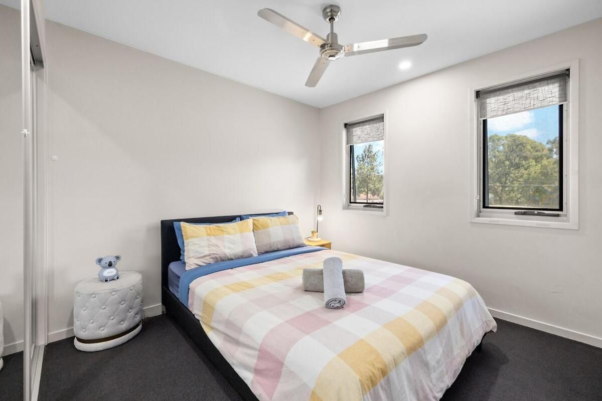 Spacious 3 Bedroom Townhouse In Prime Location! Holiday home