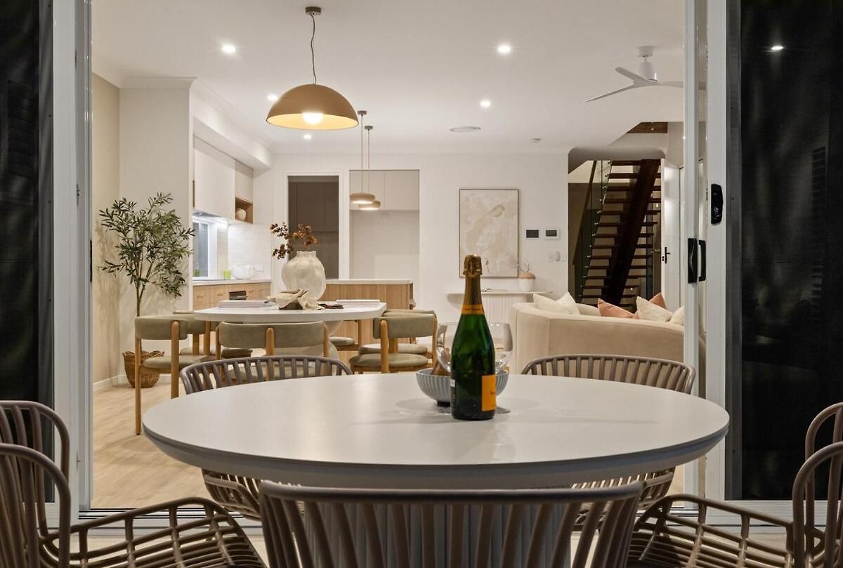 Nordica Luxury Bayside Retreat Wynnum Sleeps 10 Holiday home *