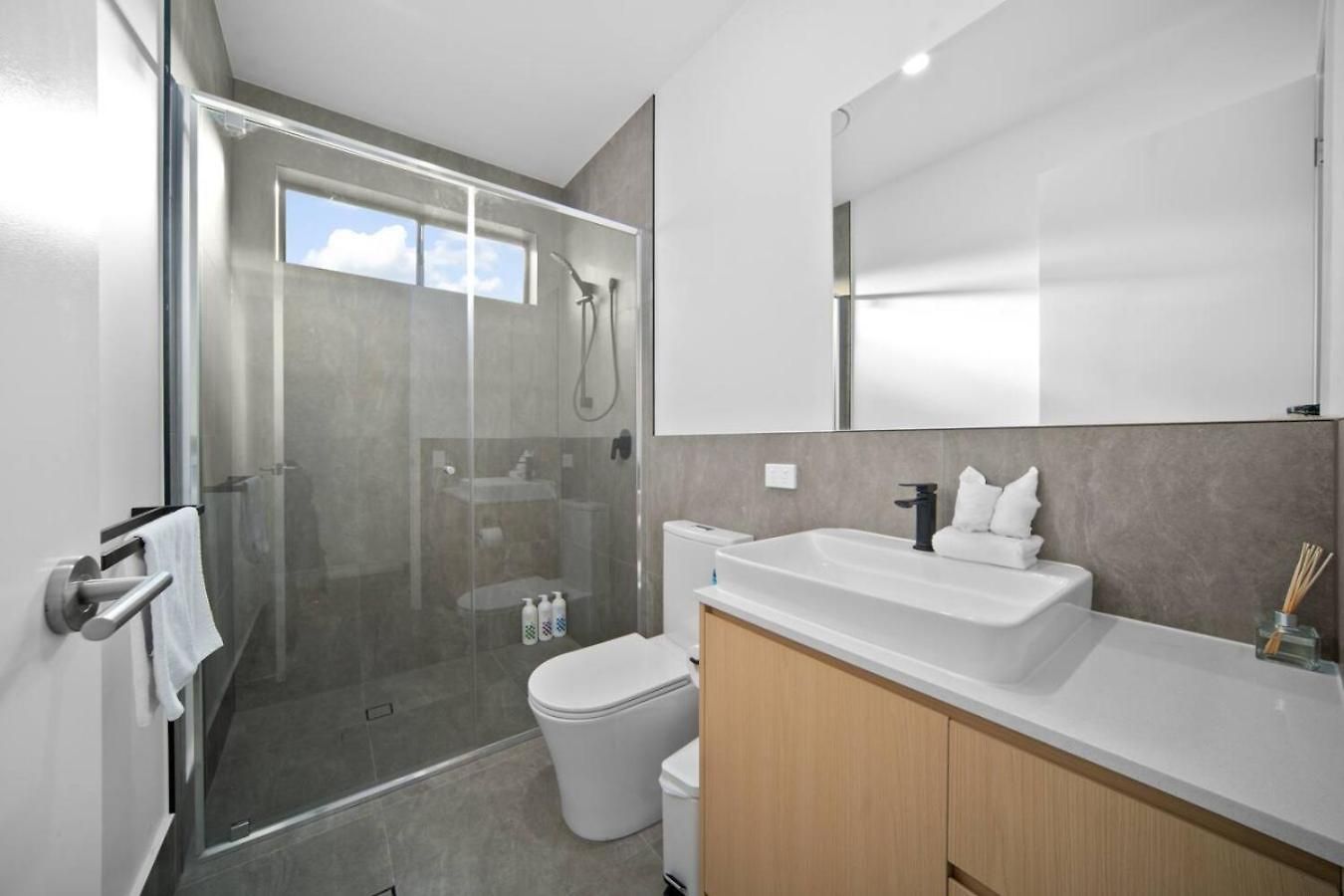 Comfortable 4 Bedroom Family With 3 Bathrooms And Air Conditioning Brisbane