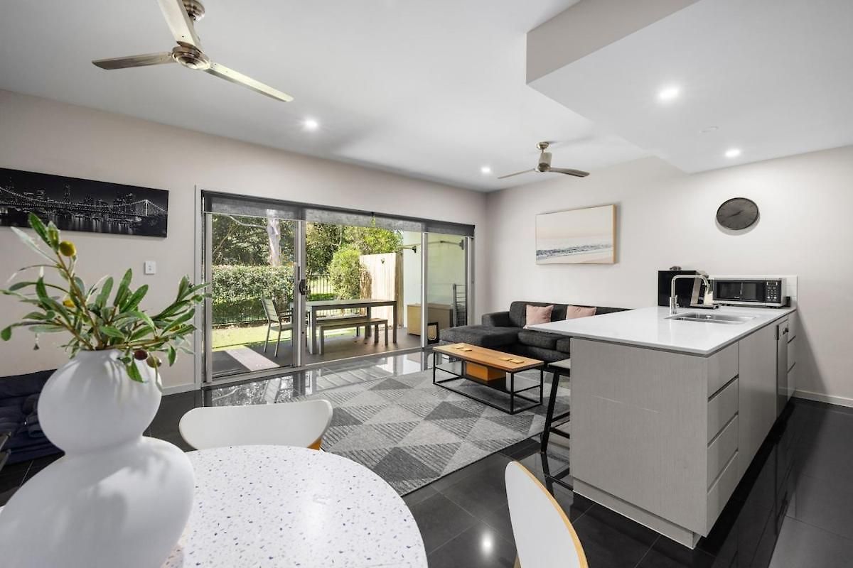 Holiday home Spacious 3 Bedroom Townhouse In Prime Location!