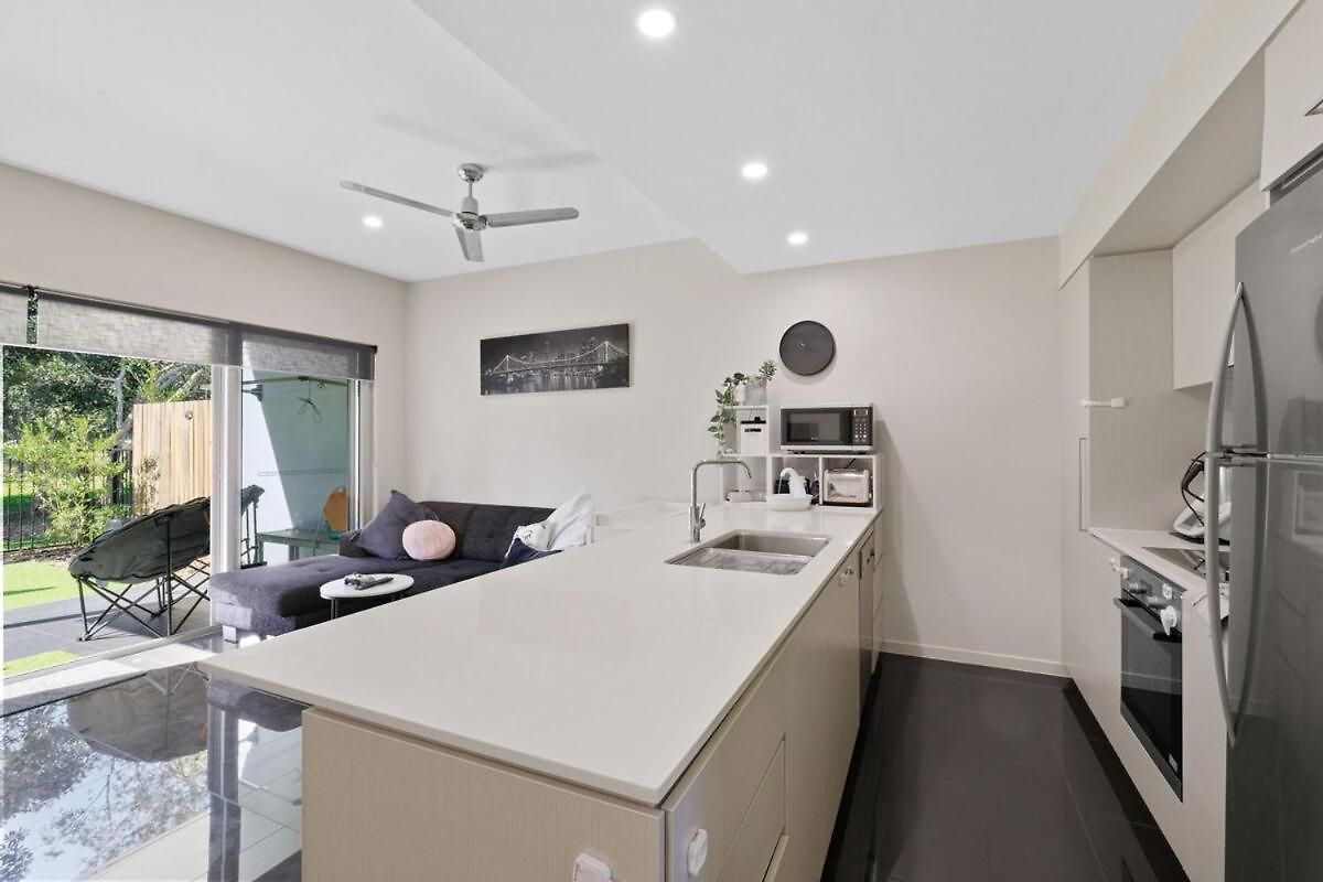 Spacious 3 Bedroom Townhouse In Prime Location!