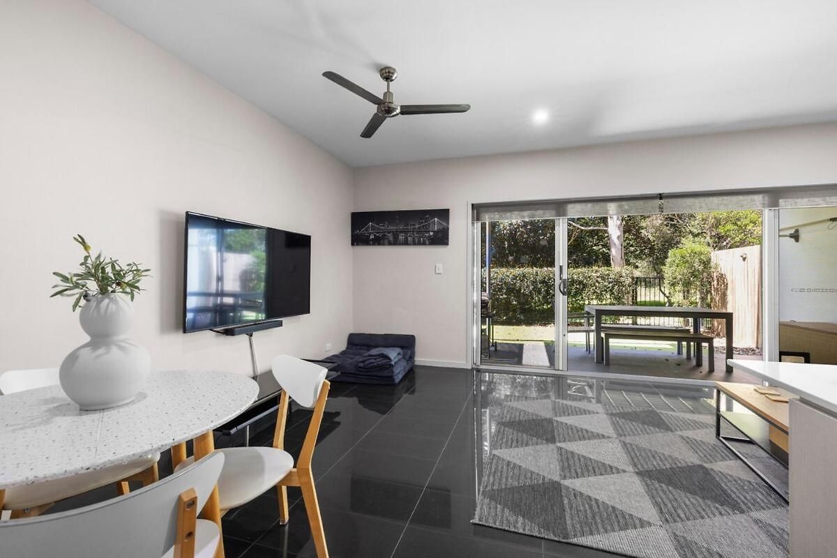 Spacious 3 Bedroom Townhouse In Prime Location! Holiday home *