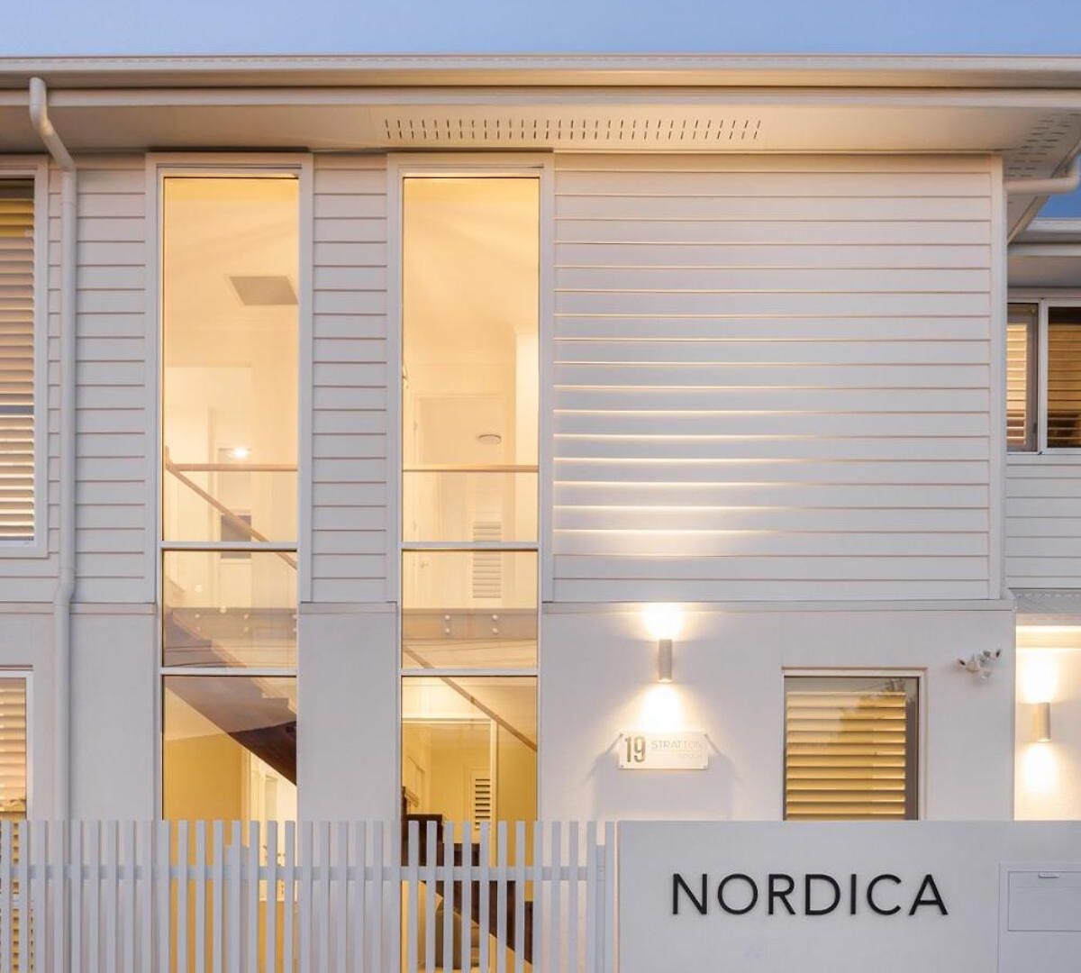 Nordica Luxury Bayside Retreat Wynnum Sleeps 10 Holiday home