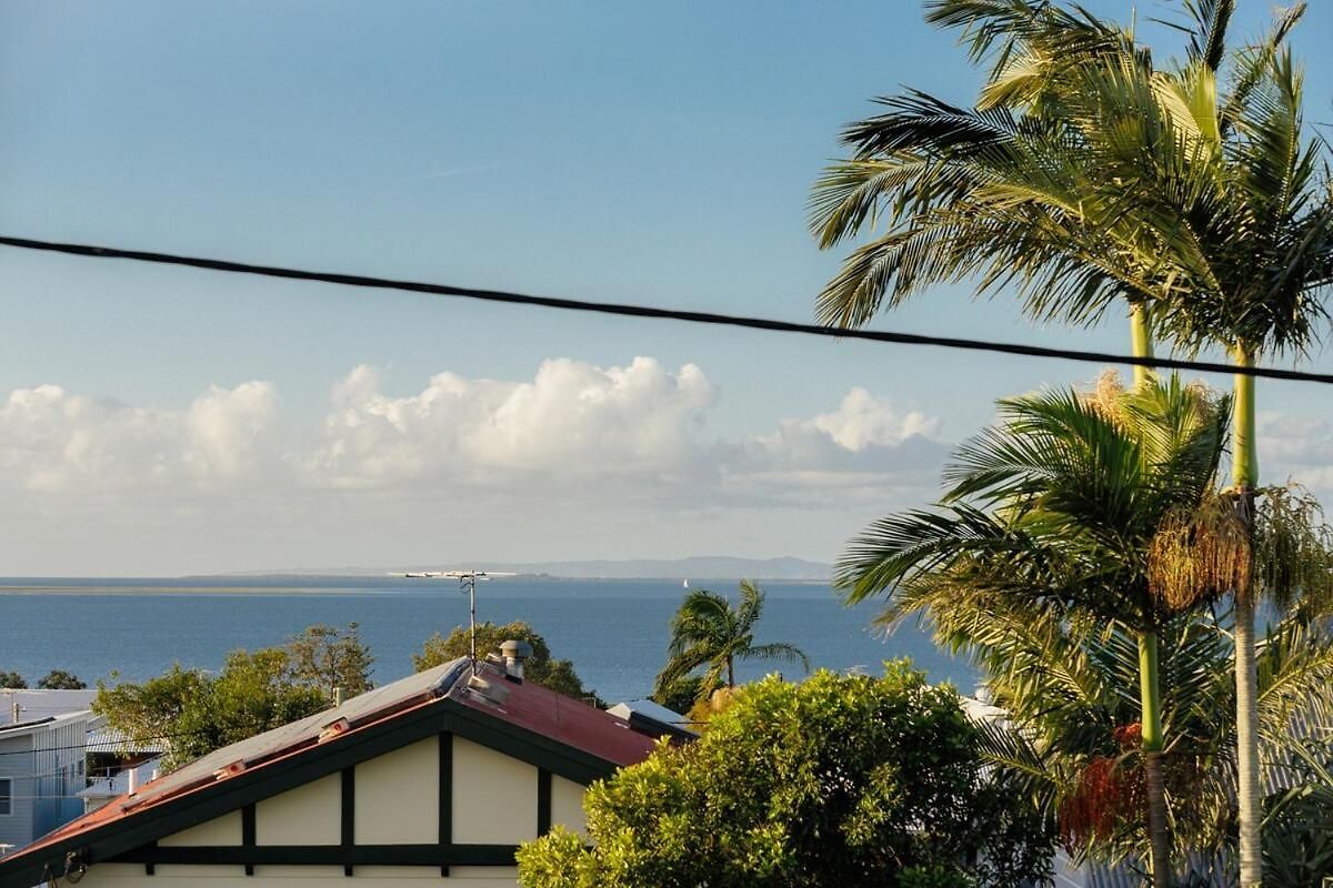 Nordica Luxury Bayside Retreat Wynnum Sleeps 10 Holiday home