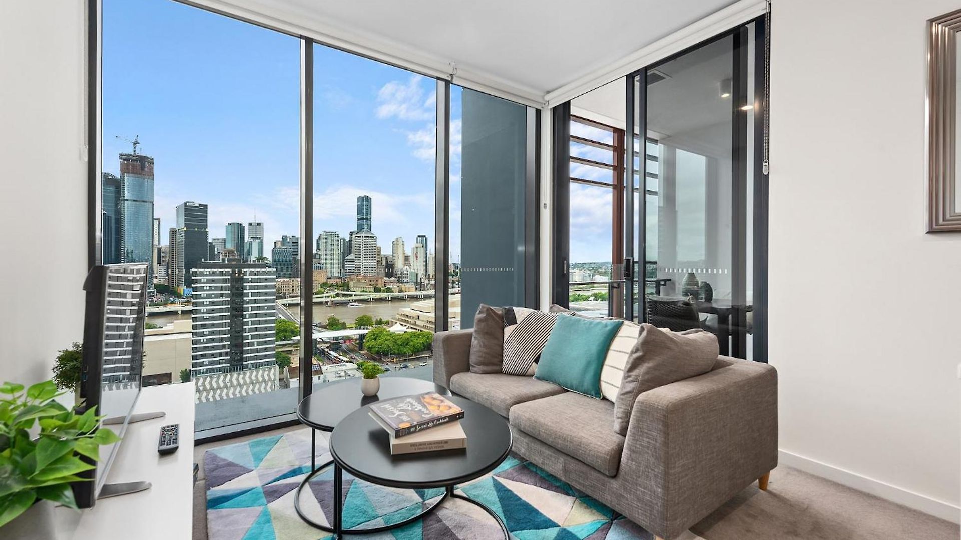 Sunny, & Modern With Breathtaking Views! Apartment