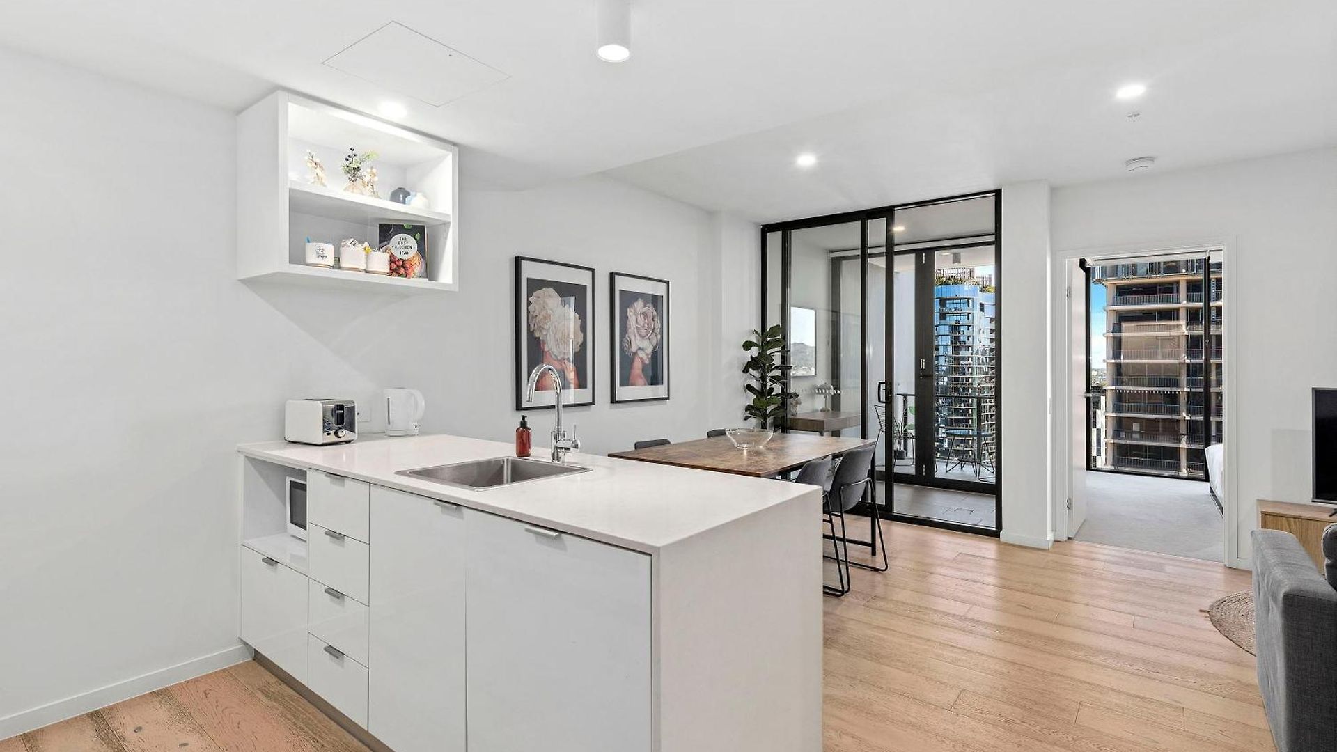 Breathtaking Sunset Views & Fantastic Location! Apartment