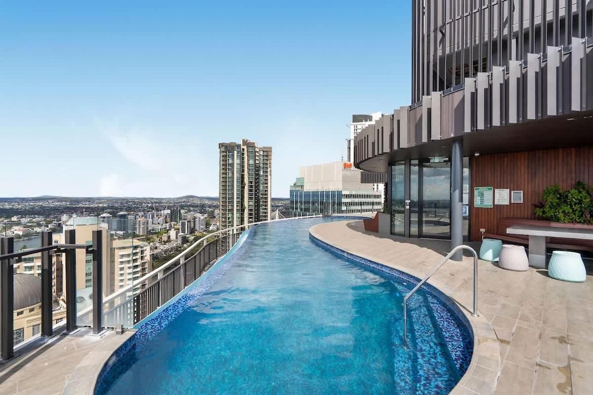 Spire - Free Car Park Apartment *