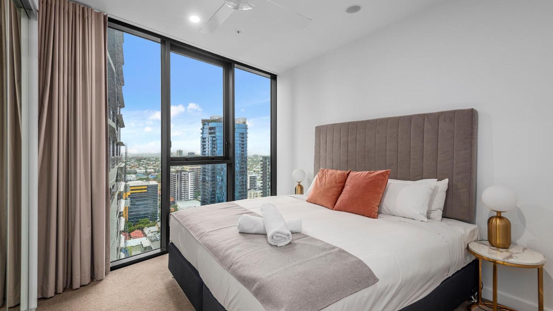 Apartment Stunning River & Mountain Views With 2br, Pool & Gym Brisbane