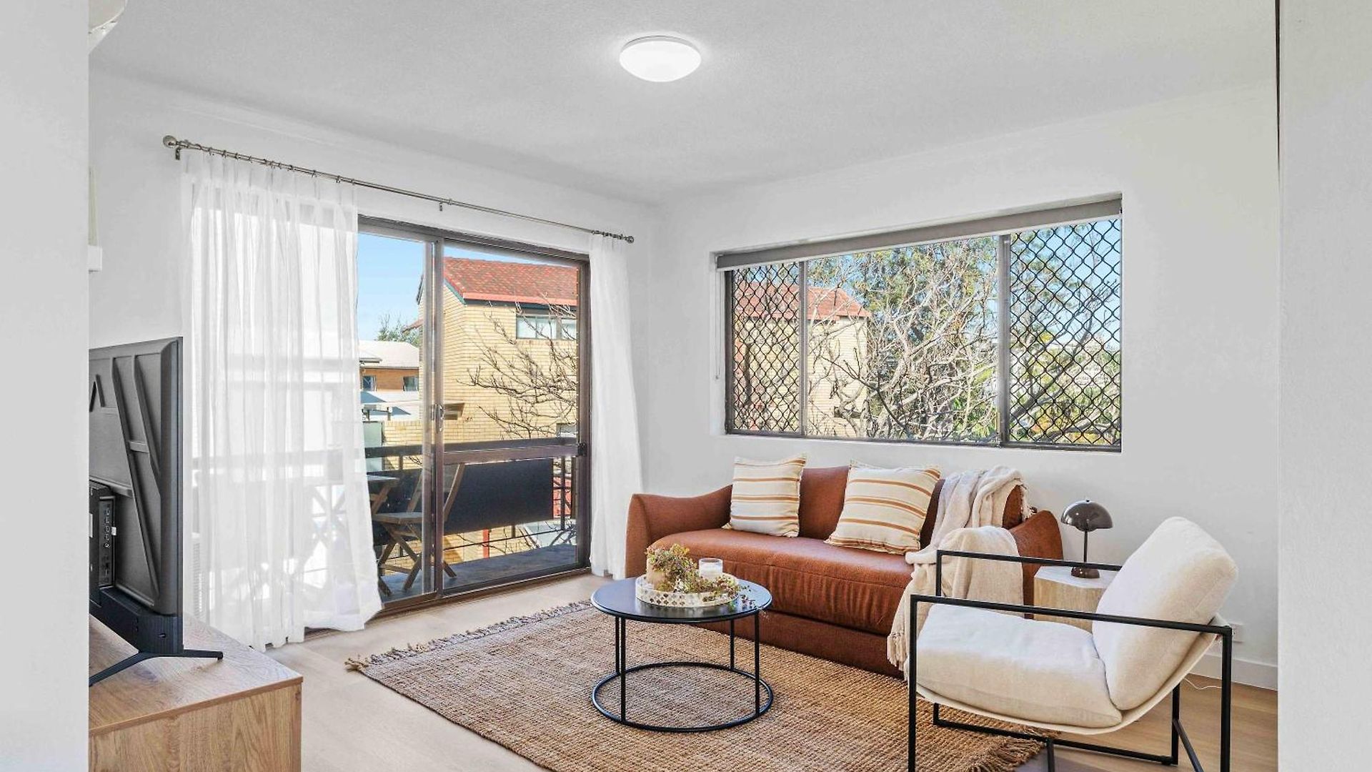 Llewellyn Court Apartment *