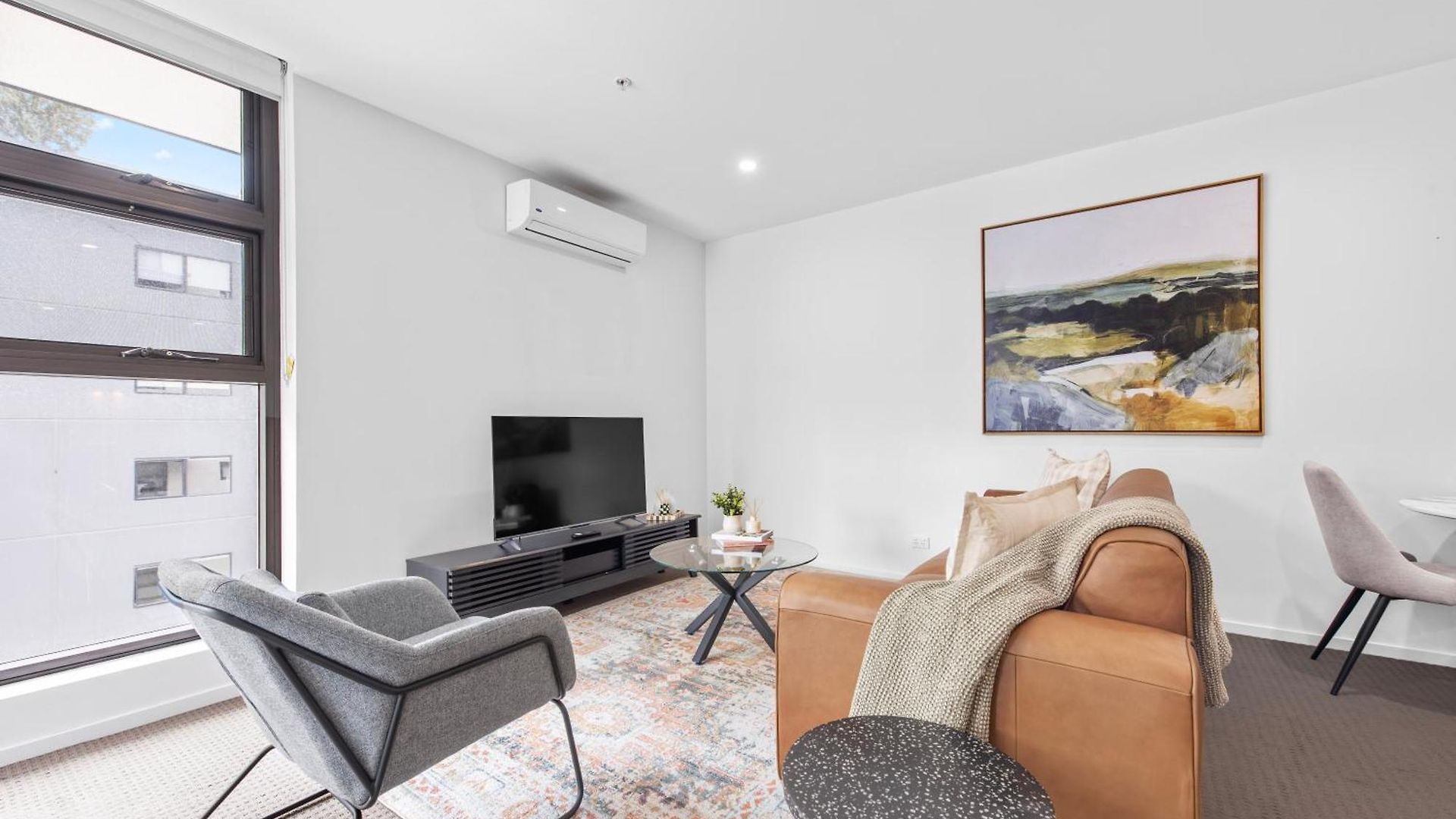 Bright & Spacious 1br With Balcony & Car Park! Apartment *