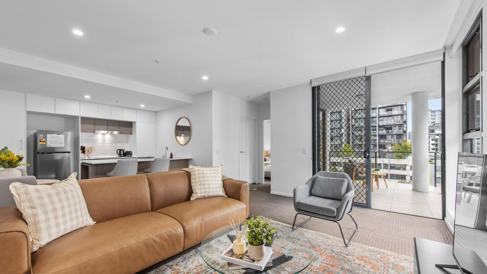 Apartment Bright & Spacious 1br With Balcony & Car Park! *