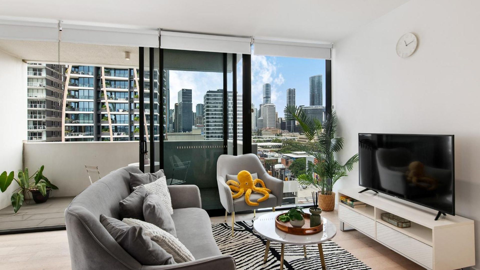 Apartment Convenient To Urban Living By Private Host