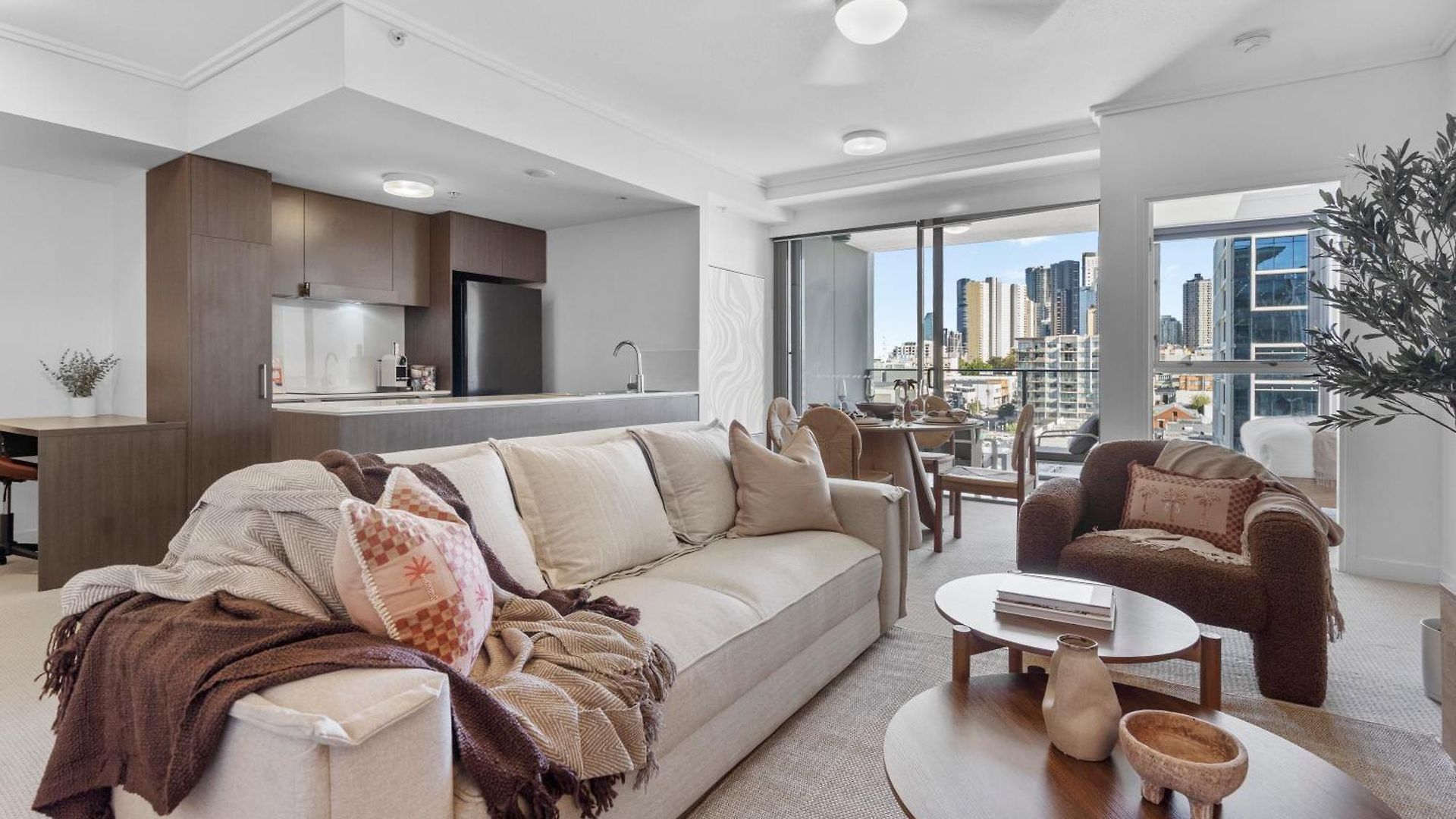 St With Story Bridge Views, Pool & Free Parking *