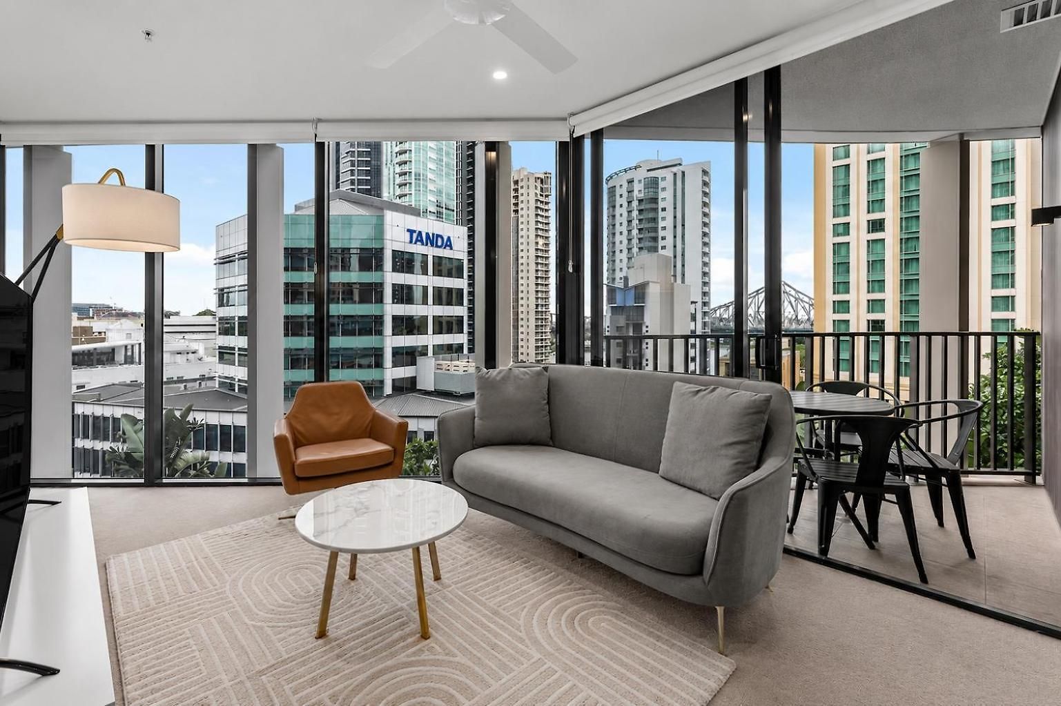 Apartment Modern 2br With River Views, Rooftop Pool, Parking *