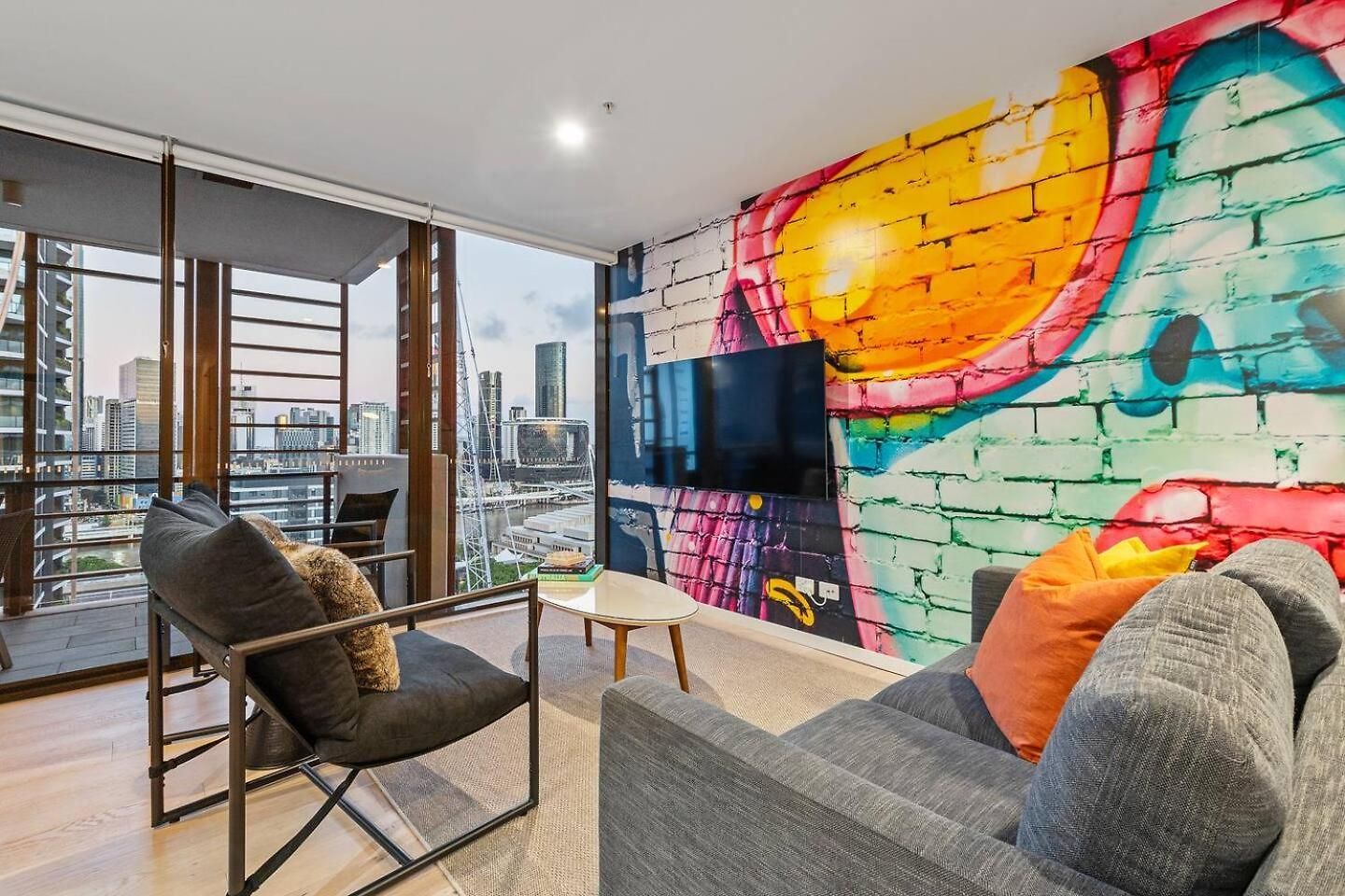 Urban Escape: Great Location W/ Cityscape Apartment